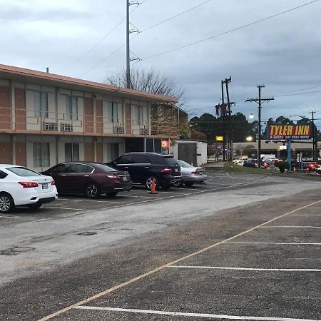 Tyler Inn & Suites Buitenkant foto