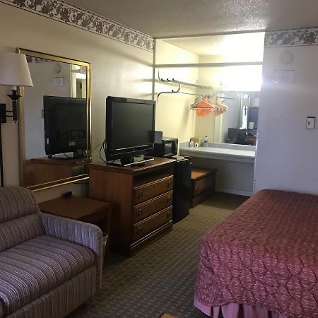 Tyler Inn & Suites Buitenkant foto