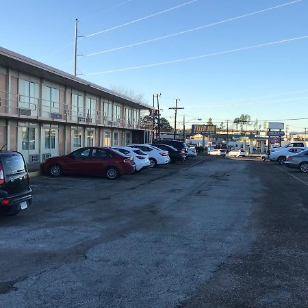 Tyler Inn & Suites Buitenkant foto