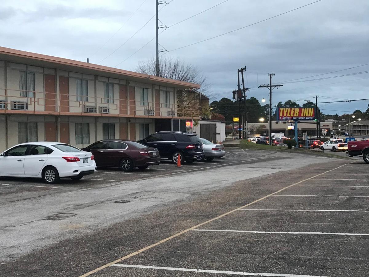 Tyler Inn & Suites Buitenkant foto
