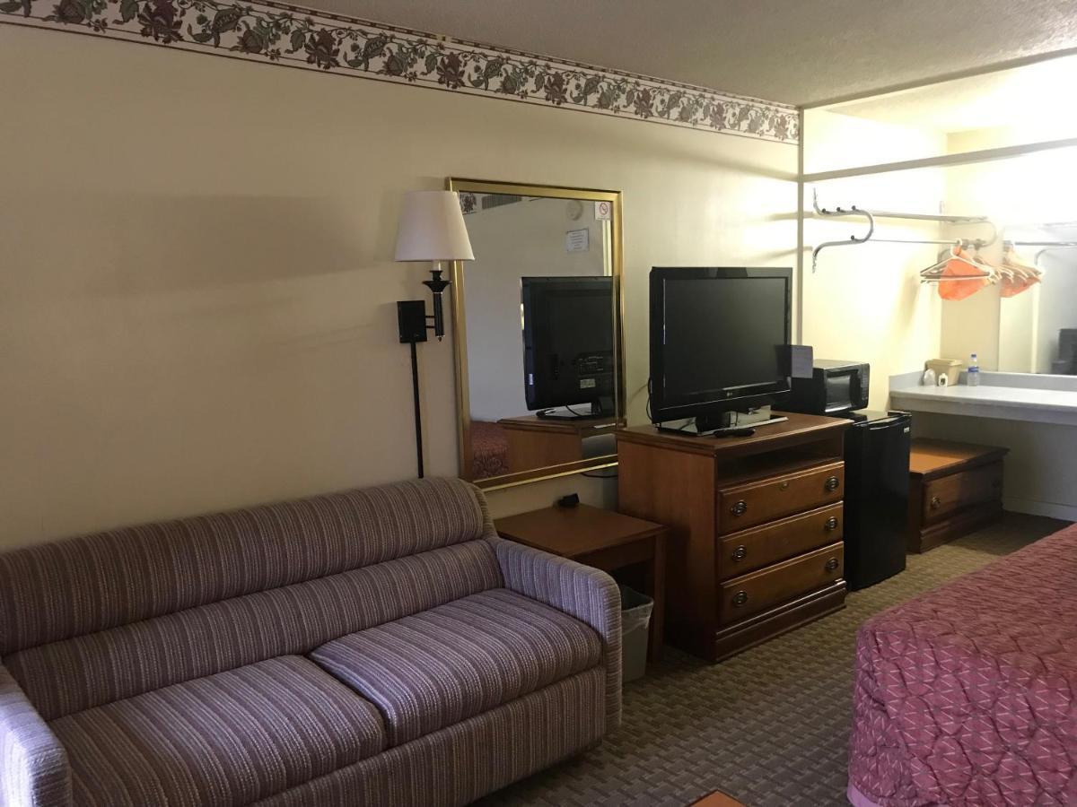Tyler Inn & Suites Buitenkant foto
