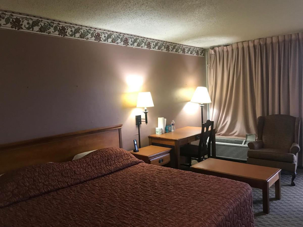 Tyler Inn & Suites Buitenkant foto