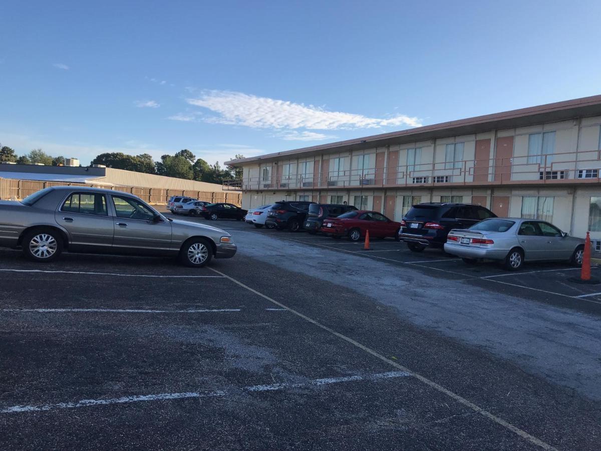 Tyler Inn & Suites Buitenkant foto