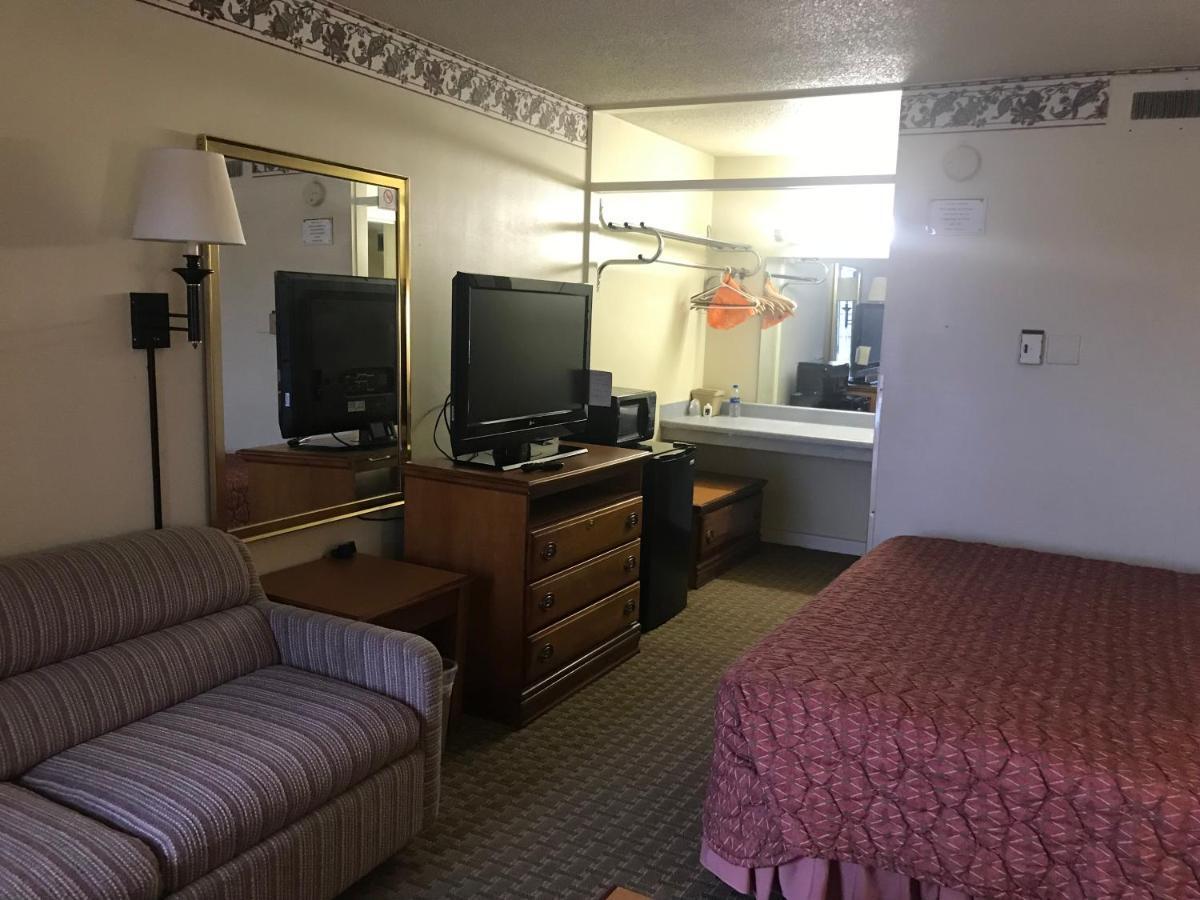 Tyler Inn & Suites Buitenkant foto