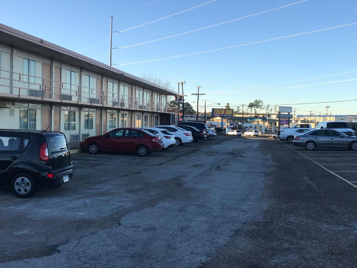 Tyler Inn & Suites Buitenkant foto