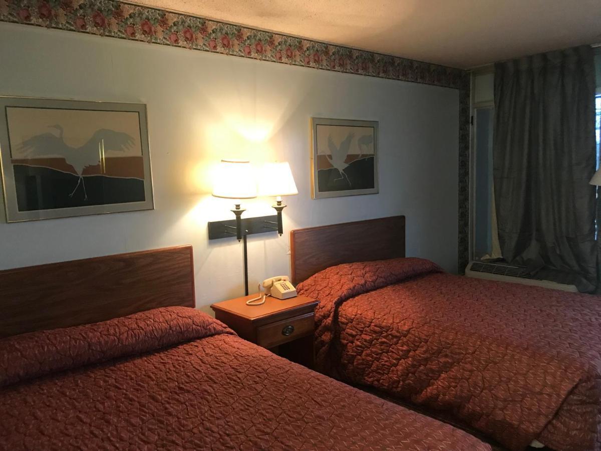 Tyler Inn & Suites Buitenkant foto